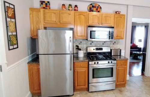 West Codman Hill - West Lower Mills Apartment | Charming 3 Bedrm-15 minutes drive to Longwood Medical Area & So Much More!