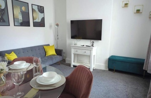 Wolverhampton House | Charming 3-Bedroom House in Wolverhampton! Prime Location!