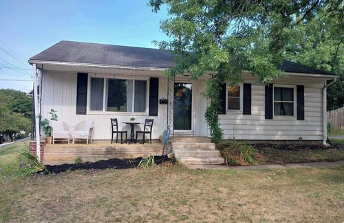 Cuyahoga Falls House | Charming 3-bedroom with space for 8 in beautiful Cuyahoga Falls