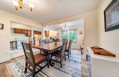 Cuyahoga Falls House | Charming 3-bedroom house in Cuyahoga Falls with AC