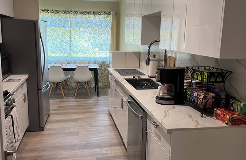 East Palo Alto House | Charming 3-Bedroom House & 2 Bathroom with WiFi, AC in Delightful East Palo Alto