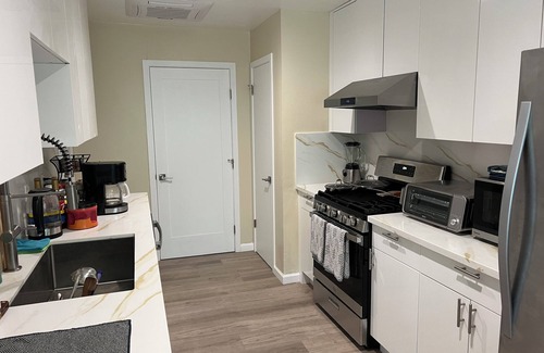 East Palo Alto House | Charming 3-Bedroom House & 2 Bathroom with WiFi, AC in Delightful East Palo Alto