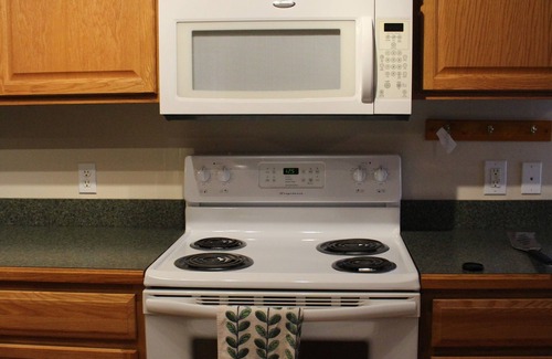 Staffordsville House | Charming 3-bedroom house on Walker Creek close to VT and R.U.