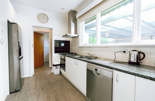 Notting Hill House | Charming 3-bedroom house in Glen Waverley with AC, WiFi