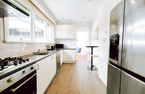 Notting Hill House | Charming 3-bedroom house in Glen Waverley with AC, WiFi