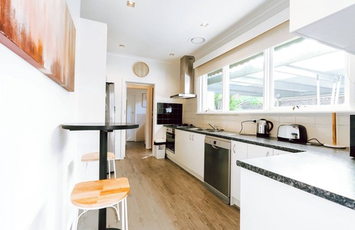 Notting Hill House | Charming 3-bedroom house in Glen Waverley with AC, WiFi