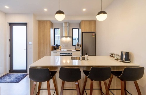 Edgeware House | Charming 3 Bedroom Escape with Carpark