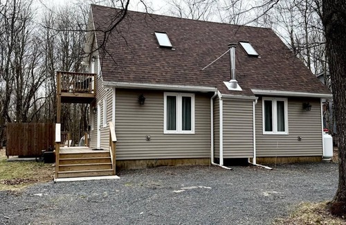 Albrightsville Ski Chalet | Charming 3-bedroom chalet with, Hot tub,Game room,Fireplace, near Jim Thorpe.