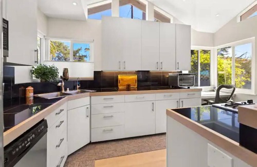 East Mesa House | Charming 3-Bedroom vacation home - a 3 minute walk to the Beach, Park, & Harbor
