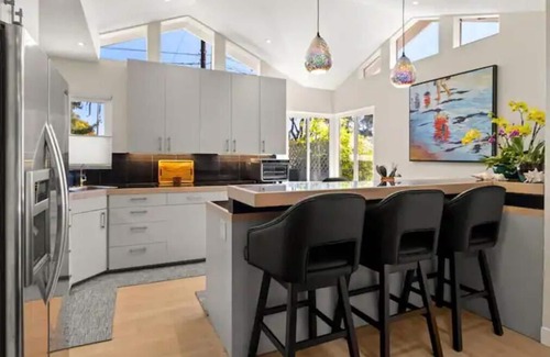 East Mesa House | Charming 3-Bedroom vacation home - a 3 minute walk to the Beach, Park, & Harbor