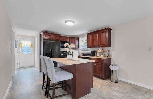 Hartford House | Charming 3-bedroom house in lovely West Hartford with WiFi