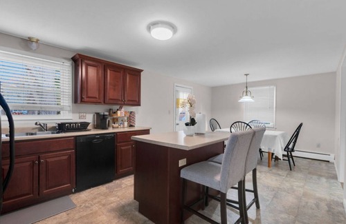 Hartford House | Charming 3-bedroom house in lovely West Hartford with WiFi