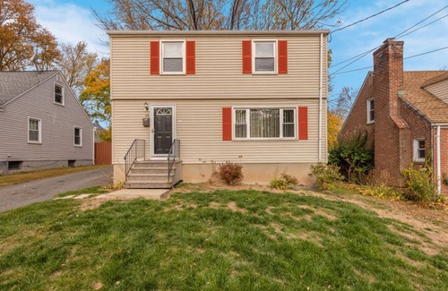 Hartford House | Charming 3-bedroom house in lovely West Hartford with WiFi