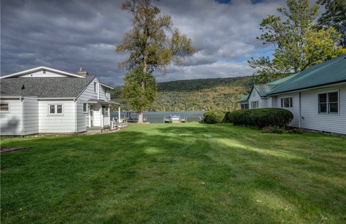 Pulteney Cottage | Charming 3 bedroom, 1.5 bathroom cottage;WiFi, AC, steps to the water, dock slip