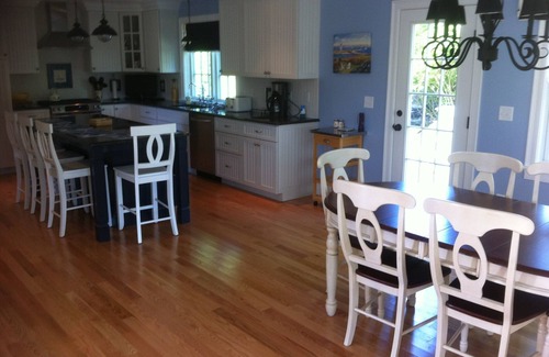 Chatham House | Charming 3 bedroom 2.5 bath sleeps 6 - Walk to Town & Oyster Pond