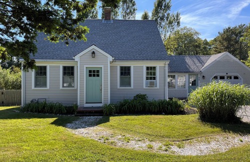 West Hyannisport House | CHARMING 3 BEDROOM, 2 BATH, PET FRIENDLY HOUSE-A/C-BEACH PASS INCLUDED
