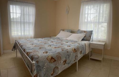 South Venice Villa | Charming 3 Bedroom 2 Bathroom and a lanai