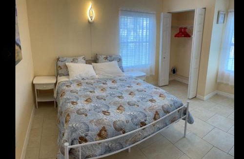 South Venice Villa | Charming 3 Bedroom 2 Bathroom and a lanai