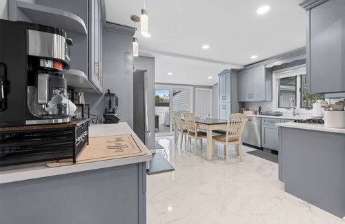 East Massapequa Apartment | Charming 3-bedroom 2-bath apartment with AC, WiFi in fabulous Amityville