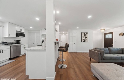 Wasco House | Charming 3-bedroom/2 Bath Single Family Home/Schaumburg