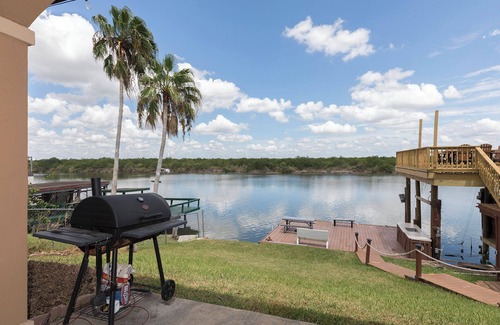 Arroyo City House | Charming 3-bedroom 3- bathroom house with AC in Arroyo City on the water