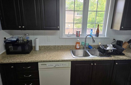 Brampton House | Charming 3 bedroom apartment close to Pearson Airport and all amenities