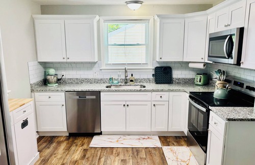 South Norfolk House | Charming 3-bedroom bungalow with WiFi, AC in Chesapeake