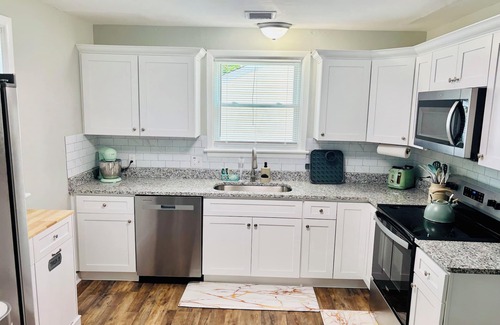 South Norfolk House | Charming 3-bedroom bungalow with WiFi, AC in Chesapeake