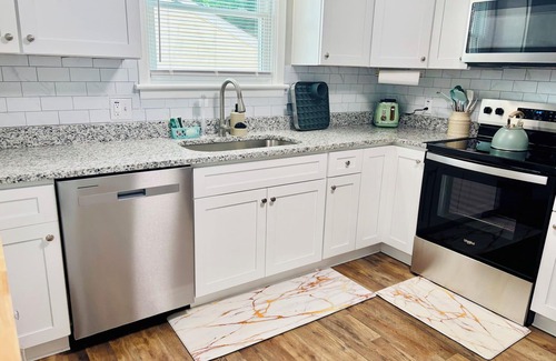 South Norfolk House | Charming 3-bedroom bungalow with WiFi, AC in Chesapeake