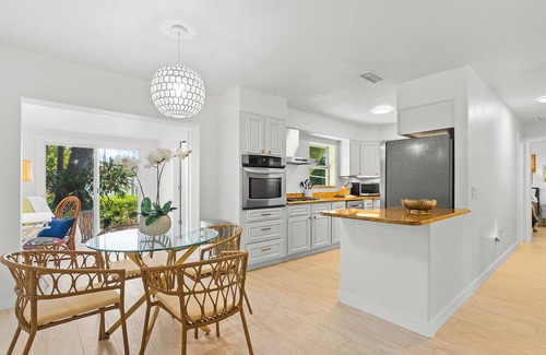 Rock Ridge House | Charming 3-bedroom Beach Chalet -Renovated/Elegantly furnished by Local Designer