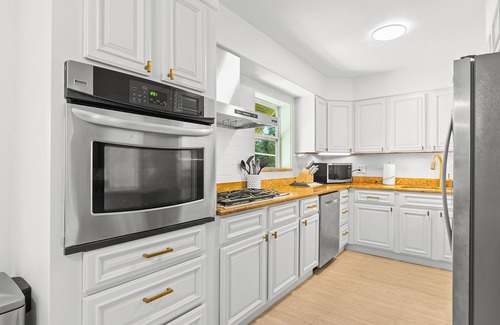 Rock Ridge House | Charming 3-bedroom Beach Chalet -Renovated/Elegantly furnished by Local Designer
