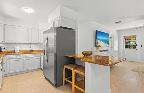 Rock Ridge House | Charming 3-bedroom Beach Chalet -Renovated/Elegantly furnished by Local Designer