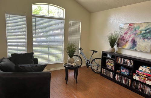 Southeast Arlington House | Charming 3-bedroom building with AC, WiFi in welcoming Arlington