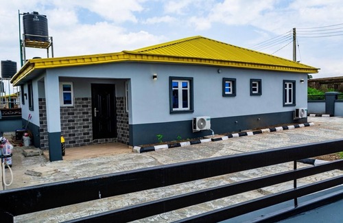 Abeokuta House | Charming 3-bedroom bungalow with AC, WiFi in fantastic Prince Courts