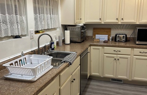 Bedford House | Charming 3-bedroom bungalow with WiFi, AC in delightful Bedford