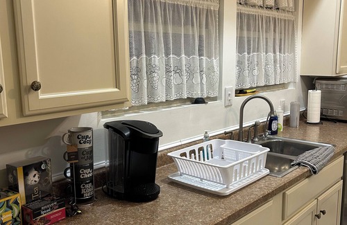 Bedford House | Charming 3-bedroom bungalow with WiFi, AC in delightful Bedford