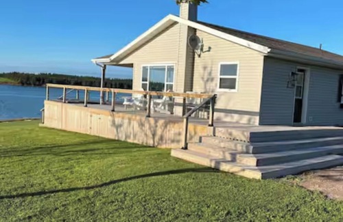 Clinton Cottage | Charming 3-bedroom cottage in serene New London with AC, WiFi
