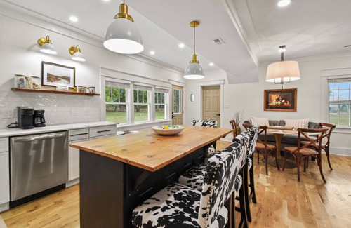 Berryville Cottage | Charming 3-bedroom cottage in farm & wine country