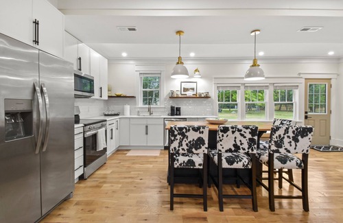 Berryville Cottage | Charming 3-bedroom cottage in farm & wine country