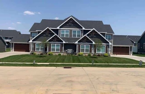 Bettendorf Apartment | Charming 3 bedroom Condo in Bettendorf with King Master Suite