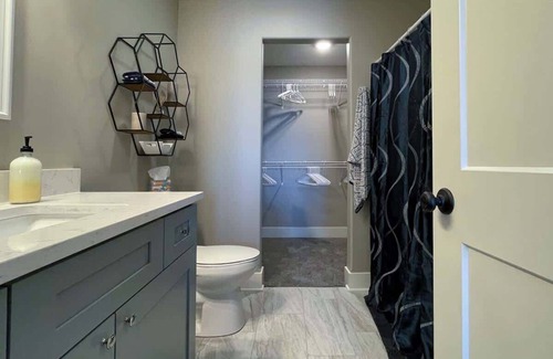 Bettendorf Apartment | Charming 3 bedroom Condo in Bettendorf with King Master Suite