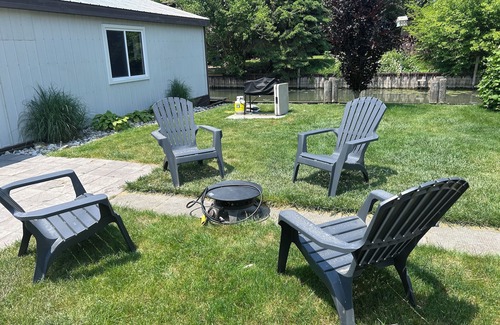 Chatham-Kent Cottage | Charming 3 bedroom cottage, canal access to lake St Clair, family & pet friendly