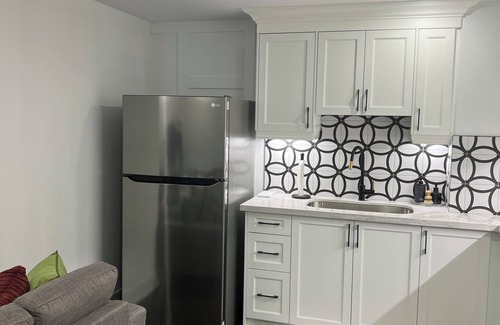 Erin Mills House | Charming 3-bedroom space in awesome Mississauga with AC, WiFi heated driveway