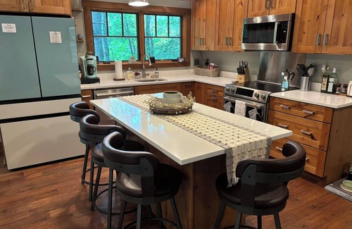 Lost River Cabin | Charming 3-bedroom cabin with WiFi, AC, hot tub in brilliant Lost City
