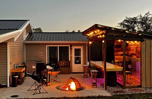 Theodosia Cabin | Charming 3-bedroom cabin in wonderful Theodosia with Tiki Bar