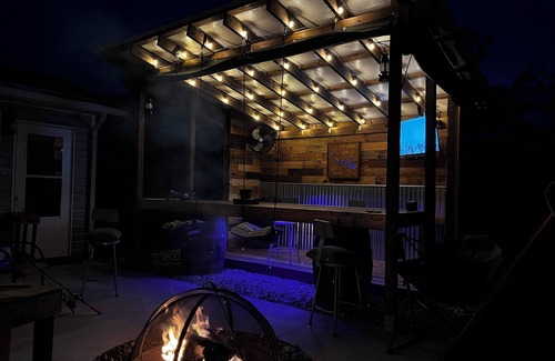 Theodosia Cabin | Charming 3-bedroom cabin in wonderful Theodosia with Tiki Bar