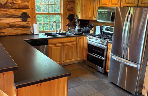 Woodford Cabin | Charming 3-bedroom cabin in Woodford private with mountain and pond view