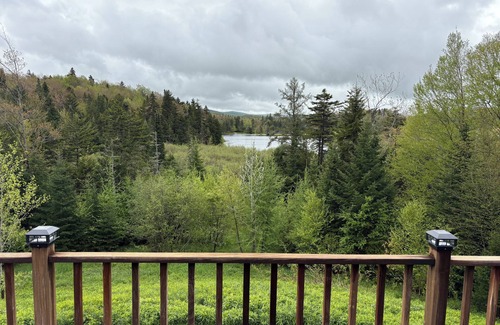 Woodford Cabin | Charming 3-bedroom cabin in Woodford private with mountain and pond view