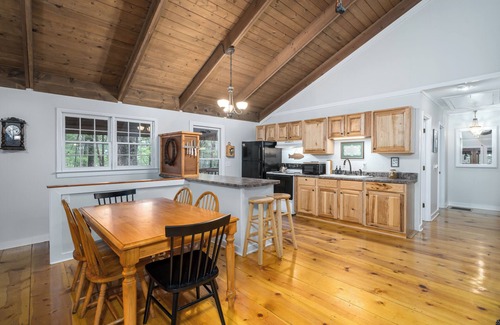 Walnut Mountain Cabin | Charming 3-bedroom cabin- AC and WiFi, Fireplace and Jacuzzi in gorgeous Ellijay