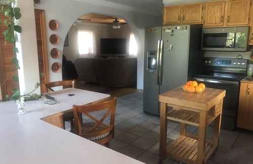 Pateros Cabin | Charming 3-bedroom cabin with WiFi and AC in serene Pateros